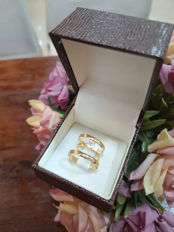 Par de alianças modelo 03 em ouro 18K com acabamento delicado