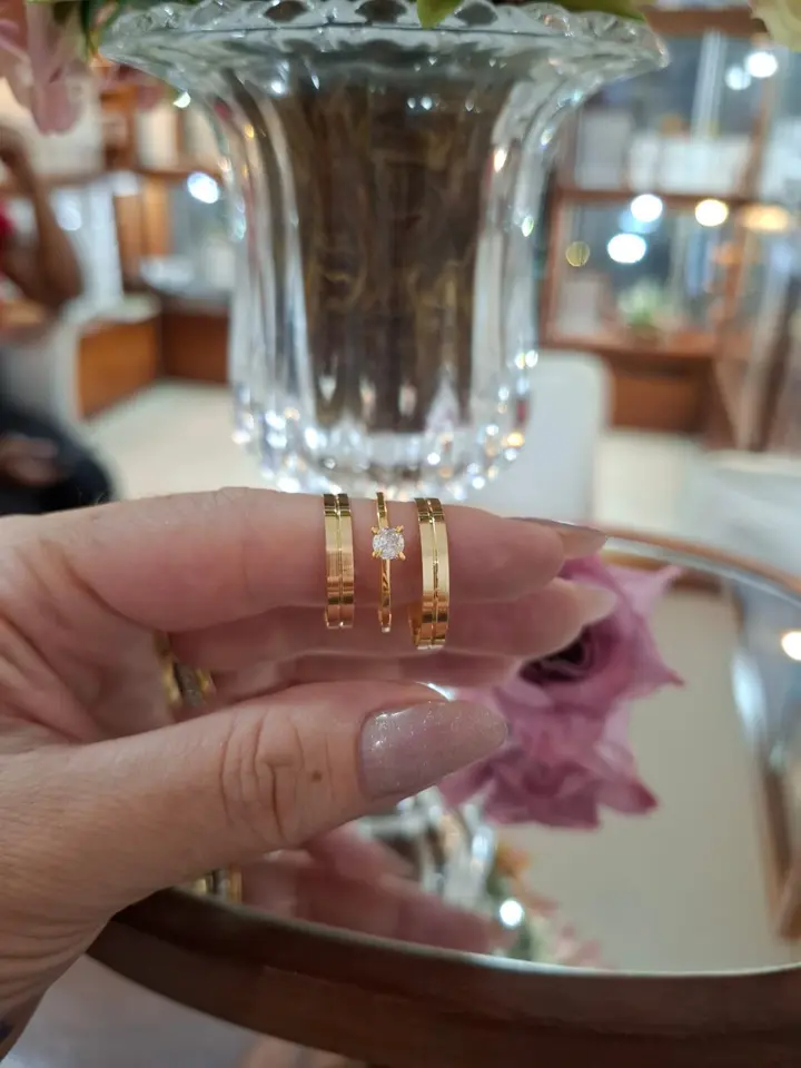 Alianças modelo 04 em ouro 18K fotografadas na loja