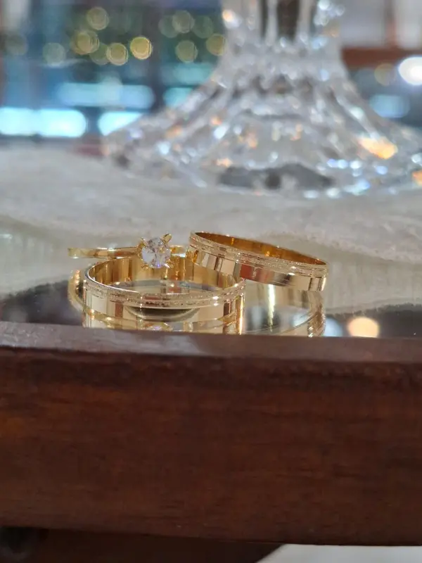 Par de alianças modelo 05 em ouro 18K sobre a vitrine