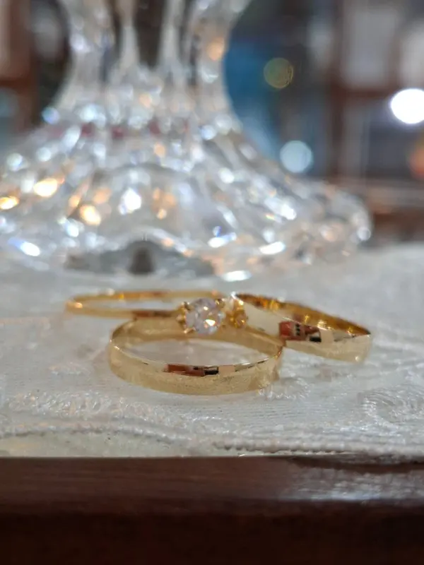 Par de alianças modelo 06 em ouro 18K com detalhe central