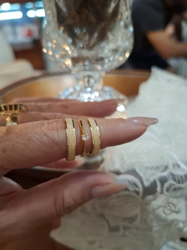 Par de alianças modelo 07 em ouro 18K fotografado na mão