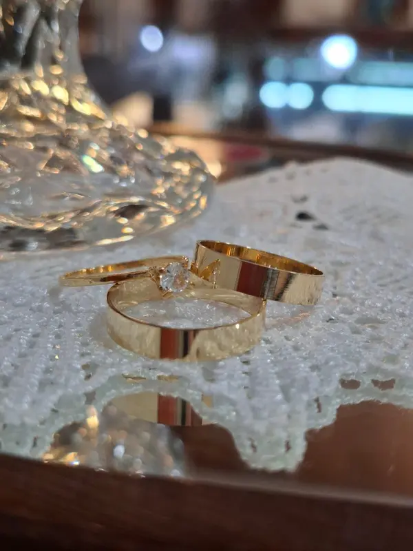 Par de alianças modelo 08 em ouro 18K do catálogo da Central das Alianças