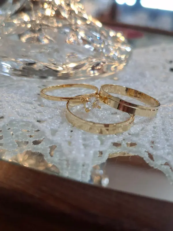 Par de alianças modelo 09 em ouro 18K com solitário