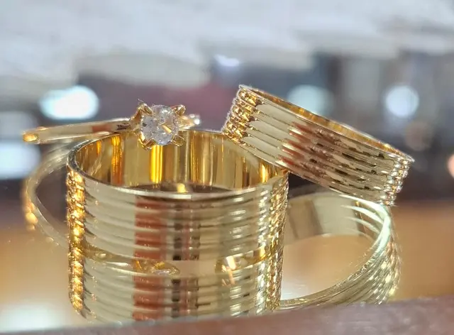 Par de alianças largas modelo 11 em ouro 18K