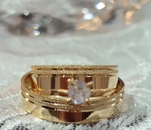 Alianças modelo 12 em ouro 18K com solitário