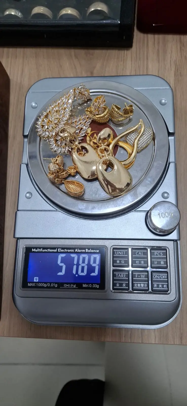 Peças reais de ouro sendo pesadas na unidade Hangar